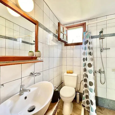 Renas Maisonette Unit 1 Near By Dadovillas Апартаменты *